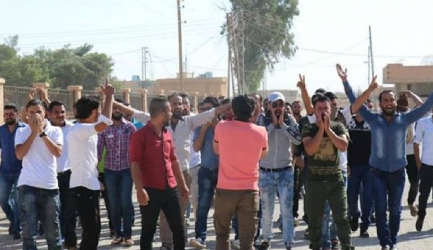 أهالي قرية أبو حمام بريف دير الزور يتظاهرون ضد مجموعات ’قسد’