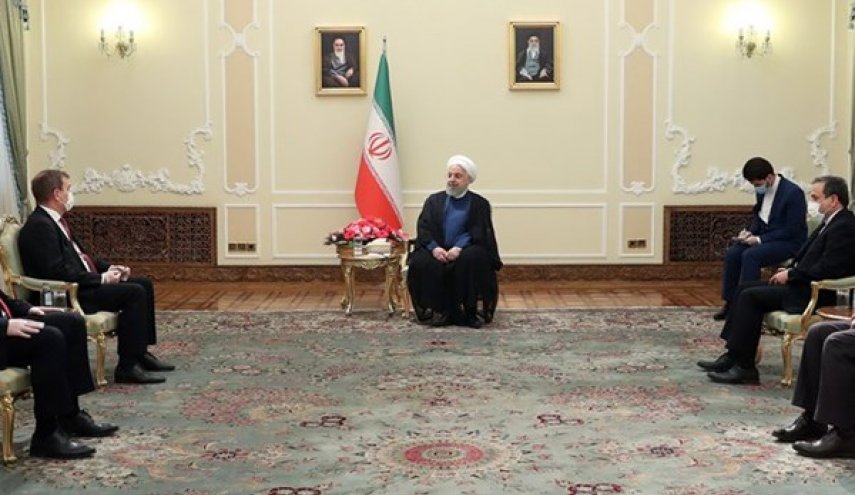 الرئيس روحاني يؤكد على توطيد العلاقات مع المجر وباكستان