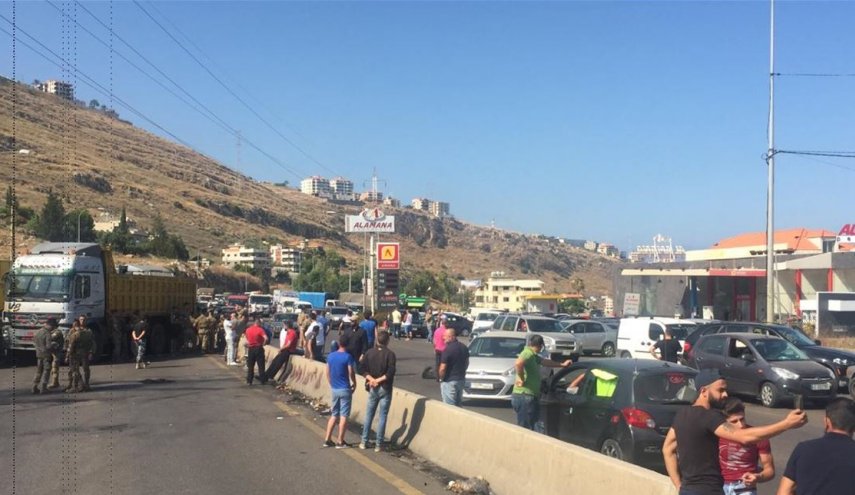 احتجاجات شعبية على وضع المعيشي في لبنان.