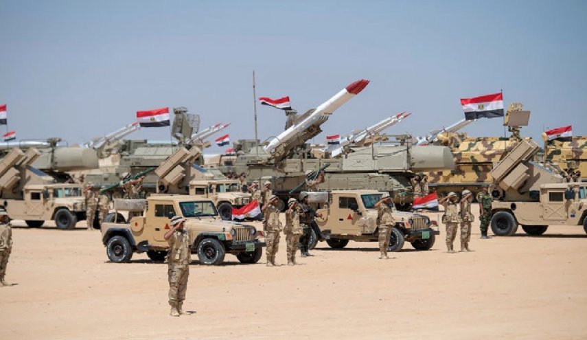 درخواست وزیر دفاع السیسی از ارتش مصر برای حفظ آمادگی اقدامات رزمی برون مرزی

