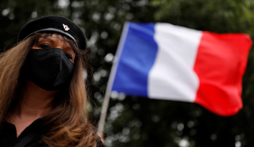 مظاهرة لزوجات رجال أمن فرنسيين وسط باريس