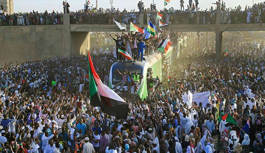 شاهد كيف ظهر مذيعون في التلفزيون السوداني!