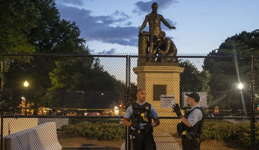دولت ترامپ برای حفاظت از مجسمه‌های برده‌داری پلیس مستقر می‌کند

