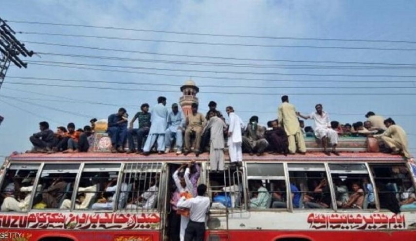 مصرع 15 شخصا باصطدام قطار وحافلة حجاج في باكستان
