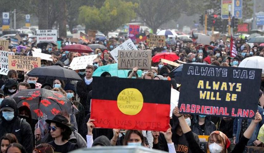 تظاهرات معترضان نژاد پرستی در استرالیا/ اعتراض به بدرفتاری مقام های دولتی با بومیان