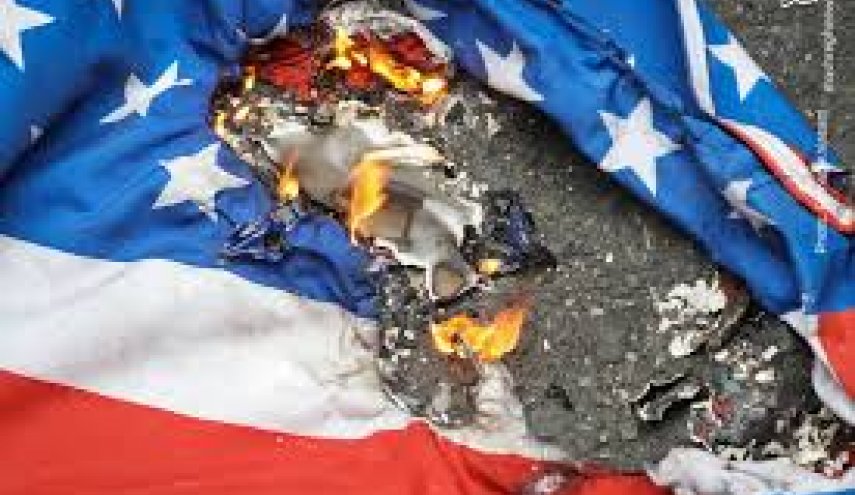به آتش کشیدن پرچم آمریکا در استان حسکه سوریه + فیلم