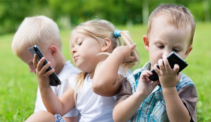 ماذا يحدث لطفلك بعد استخدام الهاتف المحمول لدقيقتين؟