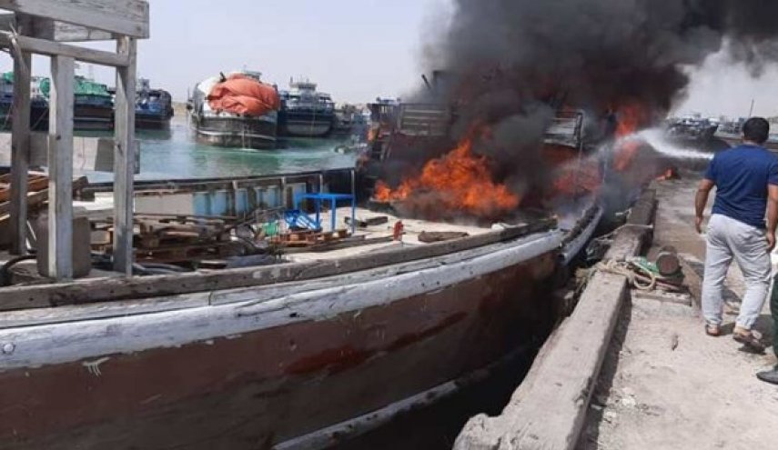 النيران تلتهم زورقا تجاريا في ميناء بجنوب ايران