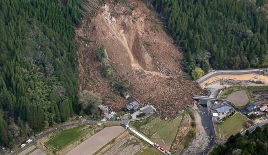 مرگ دست‌کم ۵۰ نفر بر اثر سیلاب و رانش زمین در ژاپن
