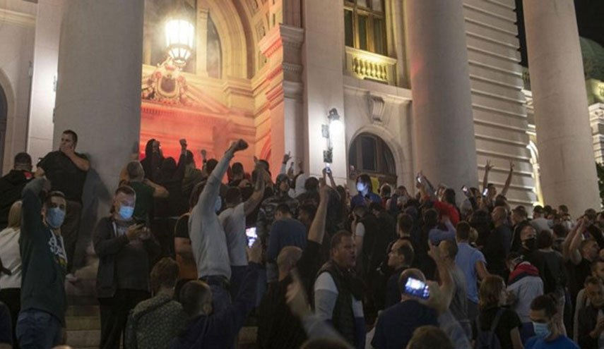 حمله مخالفان رئیس جمهور صربستان به ساختمان مجلس