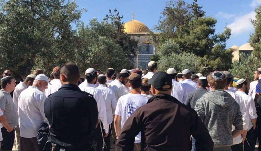 بحماية قوات الاحتلال مستوطنون يقتحمون المسجد الاقصى