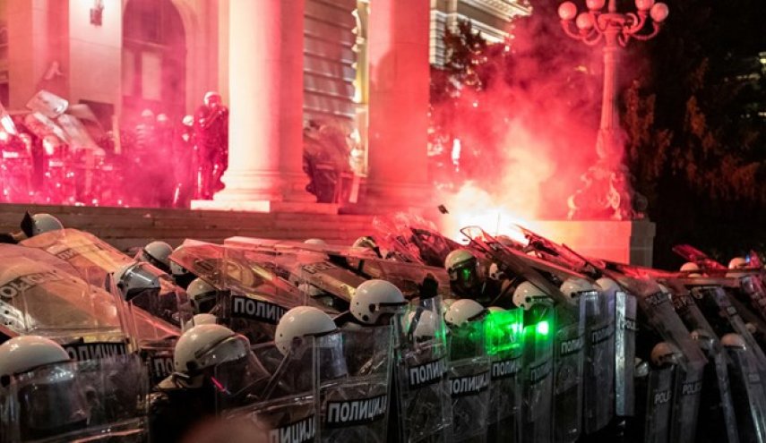 رئیس‌جمهور صربستان اعتراضات را «تروریسم محض» توصیف کرد + فیلم
