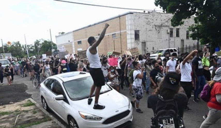 فیلم| قتل جوان سیاه‌پوست به دست پلیس «دیترویت» بار دیگر آتش خشم معترضان را شعله‌ور کرد