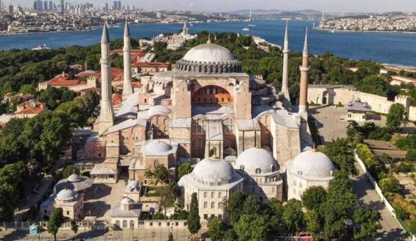 البابا والامارات يعلقان على قرار تركيا بشأن متحف 