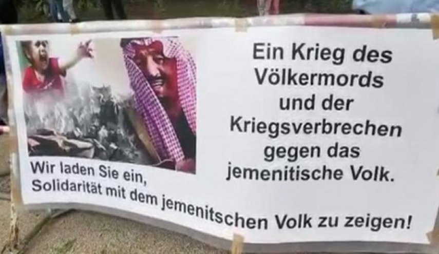 تجمع مخالفان جنگ یمن در برابر سفارت عربستان سعودی در برلین
