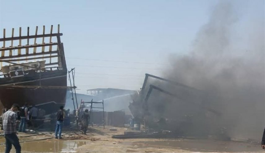 اندلاع حريق بورشة لبناء القوارب في ميناء بوشهر ولا ضحايا
