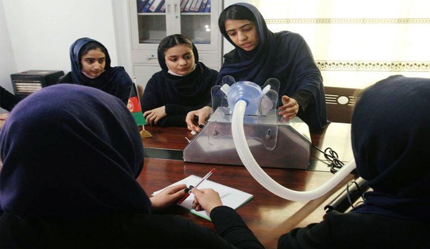 افغانستان.. طالبات يصممن جهازا رخيصا للتنفس لمرضى كورونا