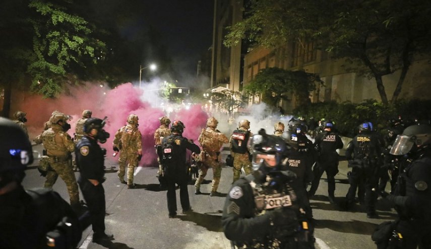فیلم.. ادامه اعتراضات در آمریکا؛ حمله نیروهای فدرال به شهردار «پورتلند» با گاز اشک آور