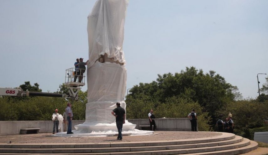 السلطات الامريكية تزيل تمثال كولومبوس على خلفية الاحتجاجات
