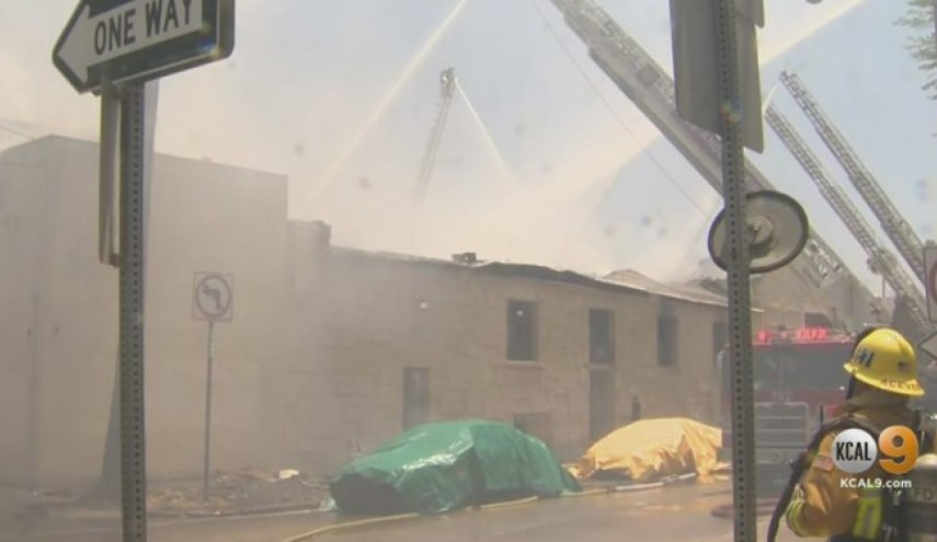 آتش‌سوزی در یک مرکز تجاری در لس ‌آنجلس
