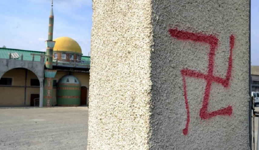فرنسا.. رسوم مسيئة للمسلمين على واجهة مسجد