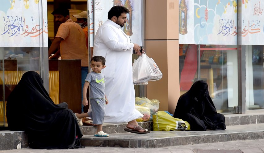 ارتفاع الضرائب يسقط المزيد من السعوديين في قاع الفقر