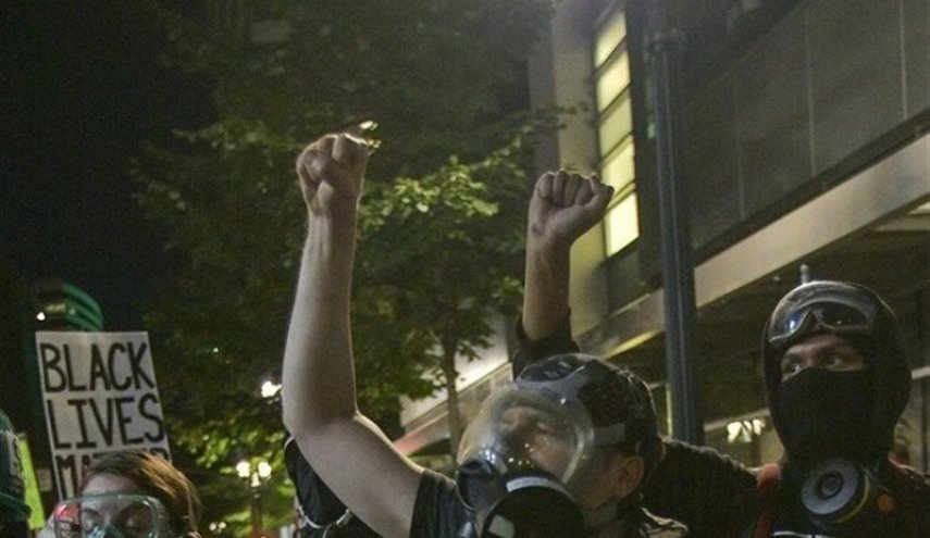 حمله معترضان آمریکایی به مرکز پلیس پورتلند