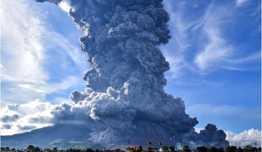 بالفيديو.. مشاهد مرعبة لثوران بركان سينابونج في إندونيسيا