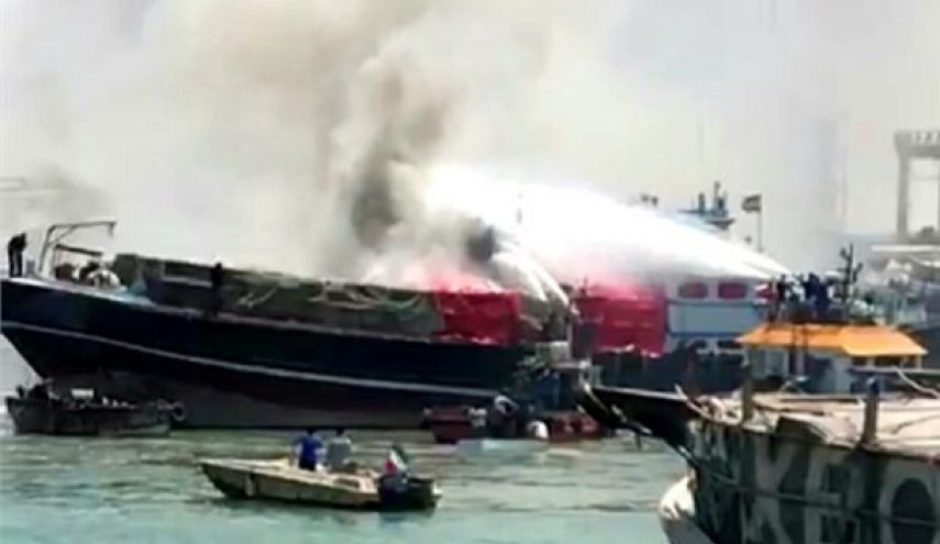 إخماد حريق قارب شحن في ميناء غناوه