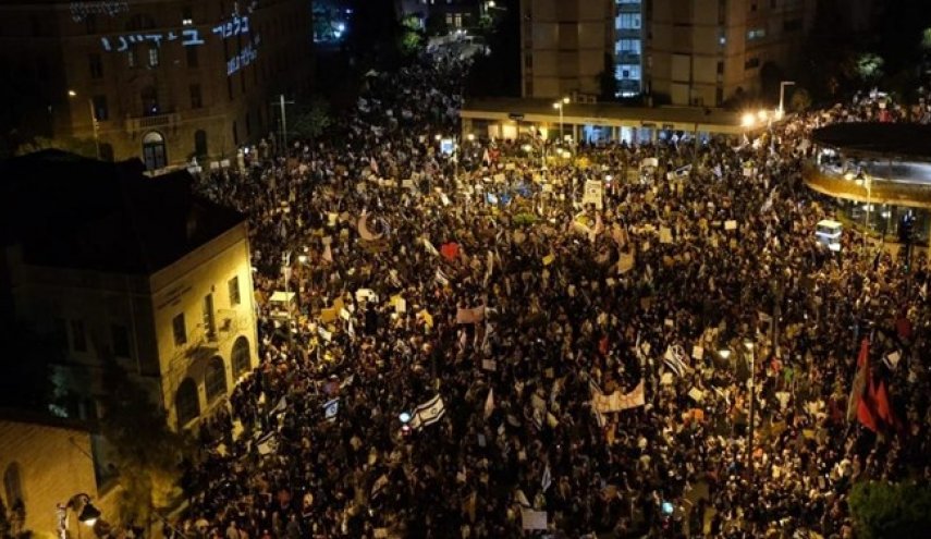 تظاهرکنندگان در قدس اشغالی خواستار استعفای نتانیاهو شدند/مخالفان نتانیاهو: مردم در ورطه سقوط هستند، نتانیاهو در فکر تفریح در ابوظبی