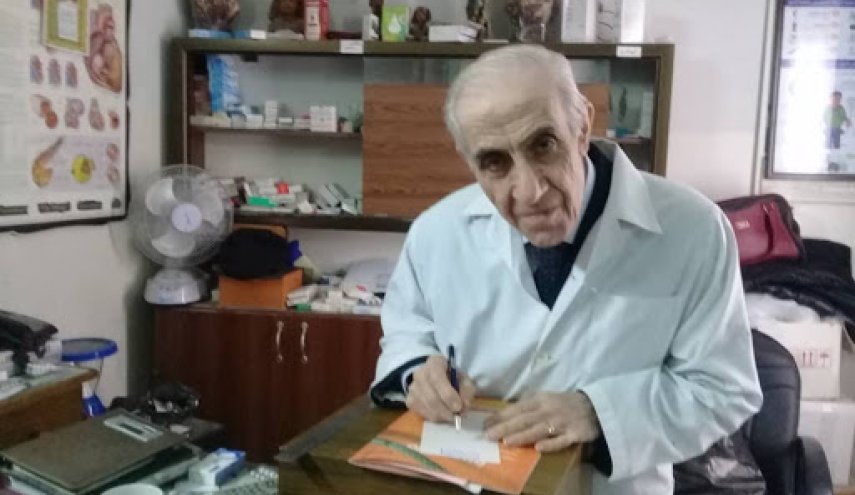 'طبيب الفقراء' السوري يصارع فيروس كورونا