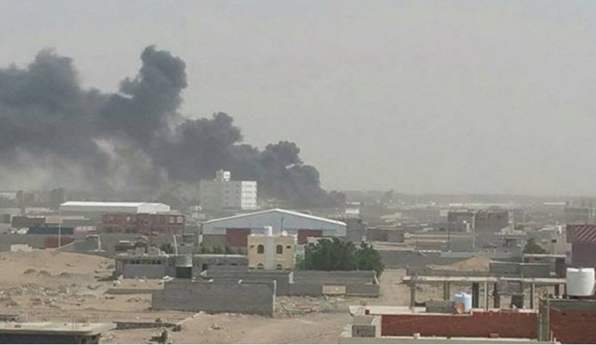 اليمن..احتراق منزل جراء استهداف العدوان لمدينة الدريهمي المحاصرة
