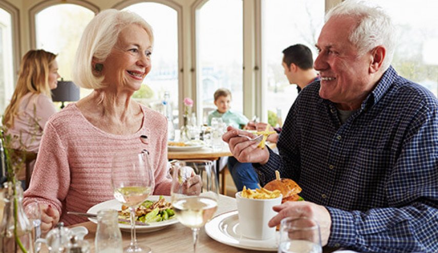 رغم التحذيرات.. مطاعم الوجبات السريعة مفيدة لكبار السن