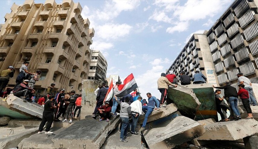 محتجون يقطعون الطرق في محافظة ذي قار العراقية