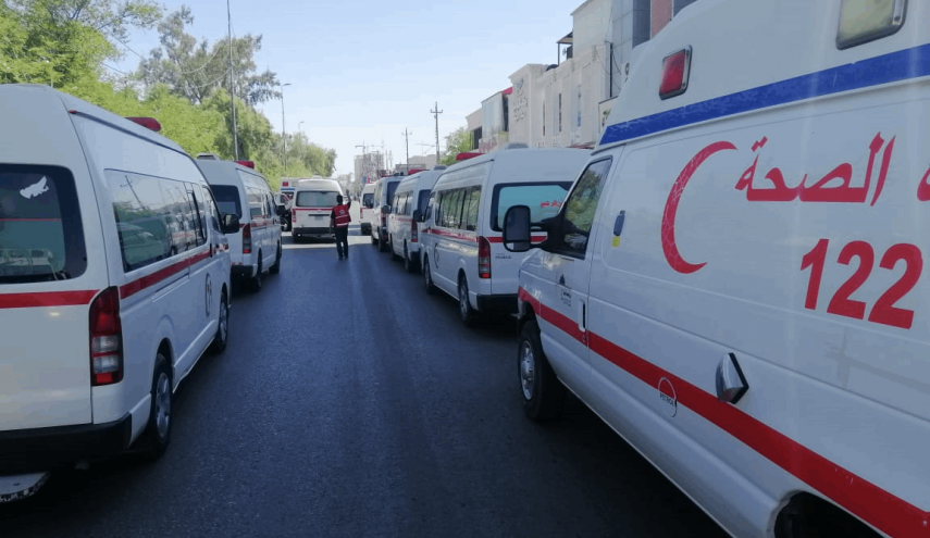 بالصور.. سيارات إسعاف تقطع شارعاً رئيساً في كربلاء