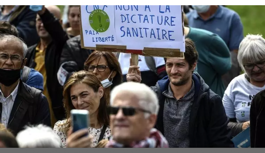 مئات من معارضي وضع الكمامات يتظاهرون في باريس