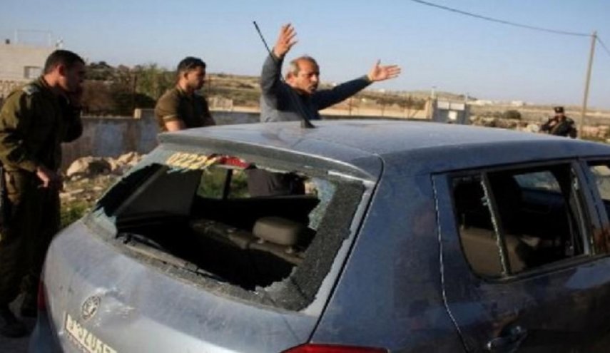 مستوطنون صهاينة يرشقون سيارة فلسطيني بالحجارة