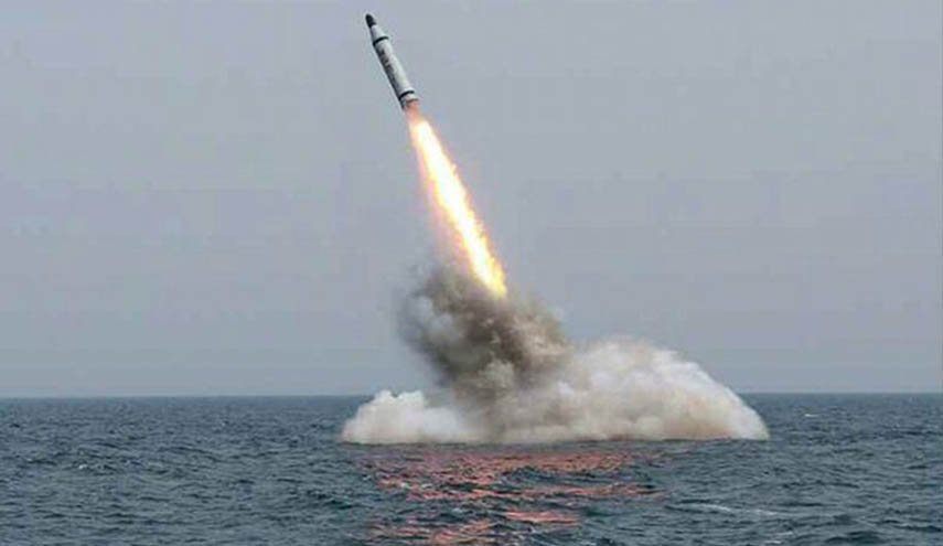 كوريا الشمالية تحضر لإطلاق صاروخ باليستي من غواصة+صورة