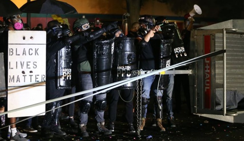 پلیس آمریکا دهها معترض را در پورتلند بازداشت کرد
