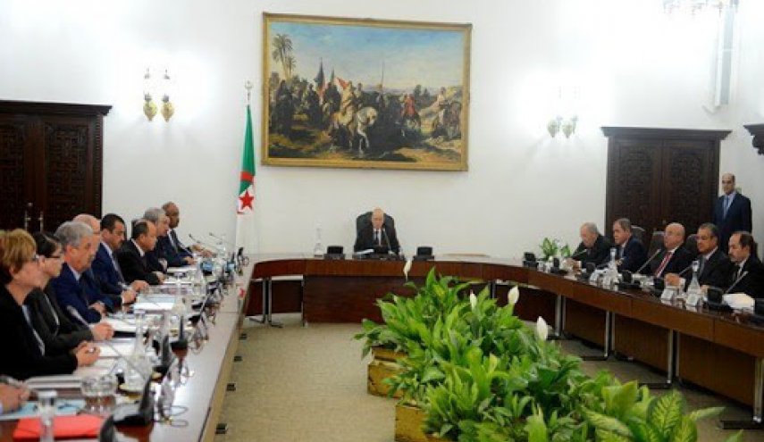 مجلس الوزراء الجزائري يصادق على مشروع تعديل الدستور
