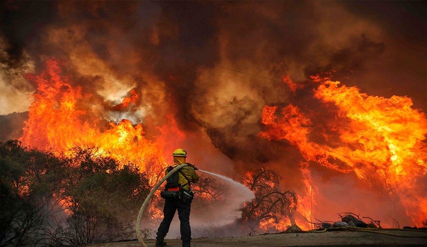الحرائق الثلاثة في كاليفورنيا تستمر وتدمر اربعين مبنى سكنيا