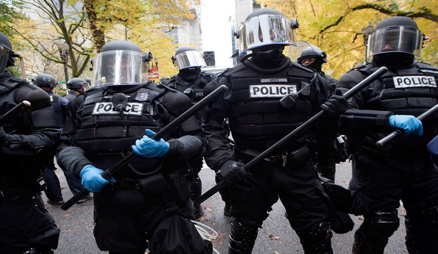 گزارش رویترز از حمایت پلیس آمریکا از هواداران مسلح ترامپ در حمله به تظاهرکنندگان 