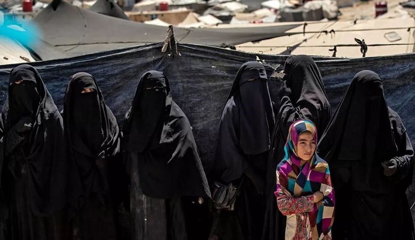 أكراد سوريا ينقلون بعض عائلات الدواعش الأجانب خارج مخيم الهول