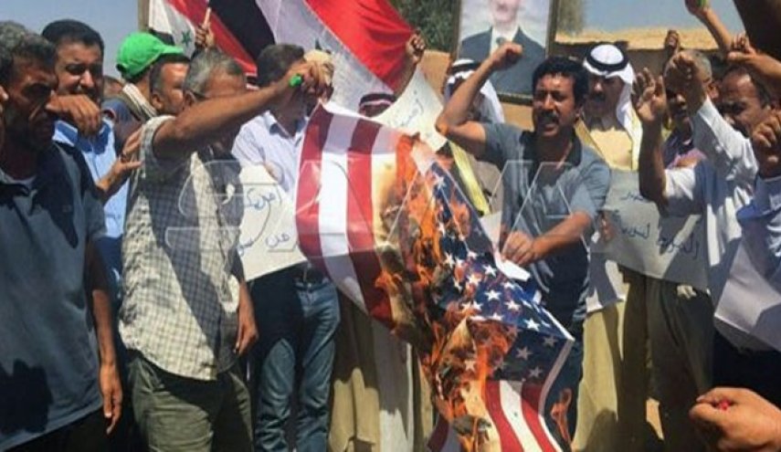 مردم شرق سوریه پرچم آمریکا را به آتش کشیدند
