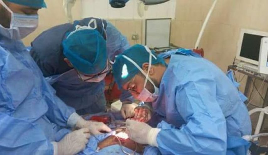 أطباء يستخرجون جسما غريبا من مريء طفل عمره عام
