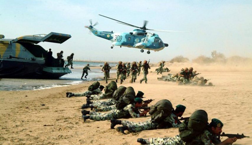 رزمایش ذوالفقار ۹۹ ارتش/ عملیات مشترک تاخت آبخاکی در رزمایش ارتش؛تخلیه  نفربرهای دوزیست در ساحل توسط ناو
