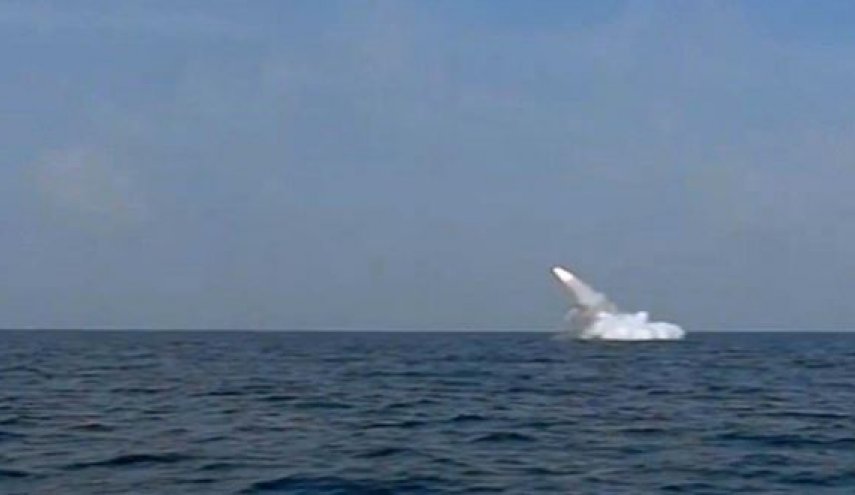 شلیک موشک زیرسطح به سطح از زیردریایی غدیر در رزمایش ارتش
