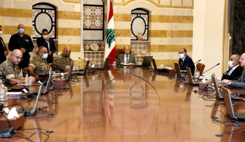 الرئيس اللبناني يترأس اجتماعا في المرفأ 