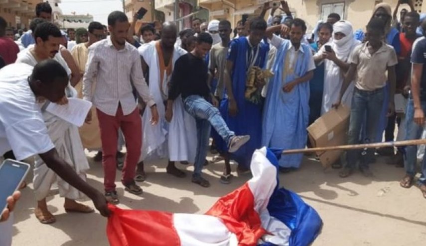 مردم خشمگین موریتانی پرچم فرانسه را آتش زدند

