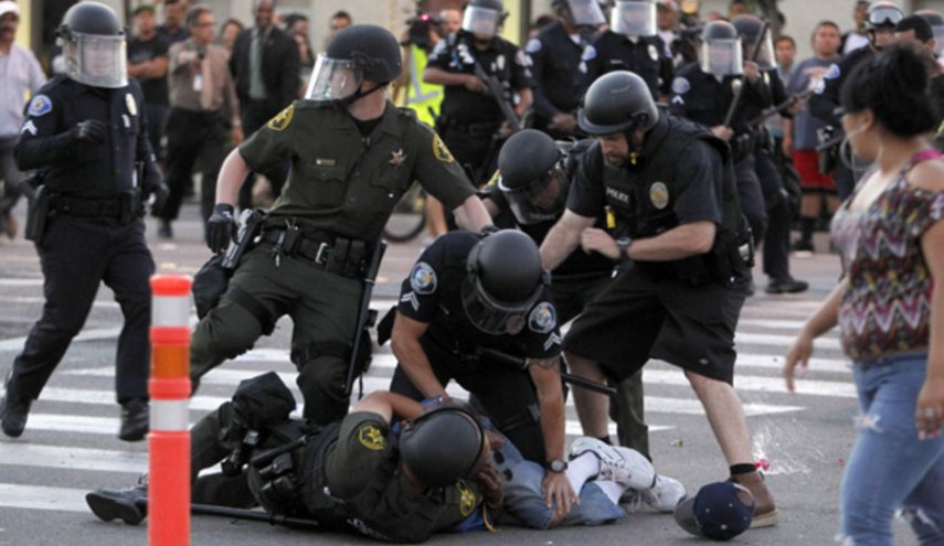 آمریکا.. شلیک گاز اشک‌آور به سمت معترضان از سوی پلیس
